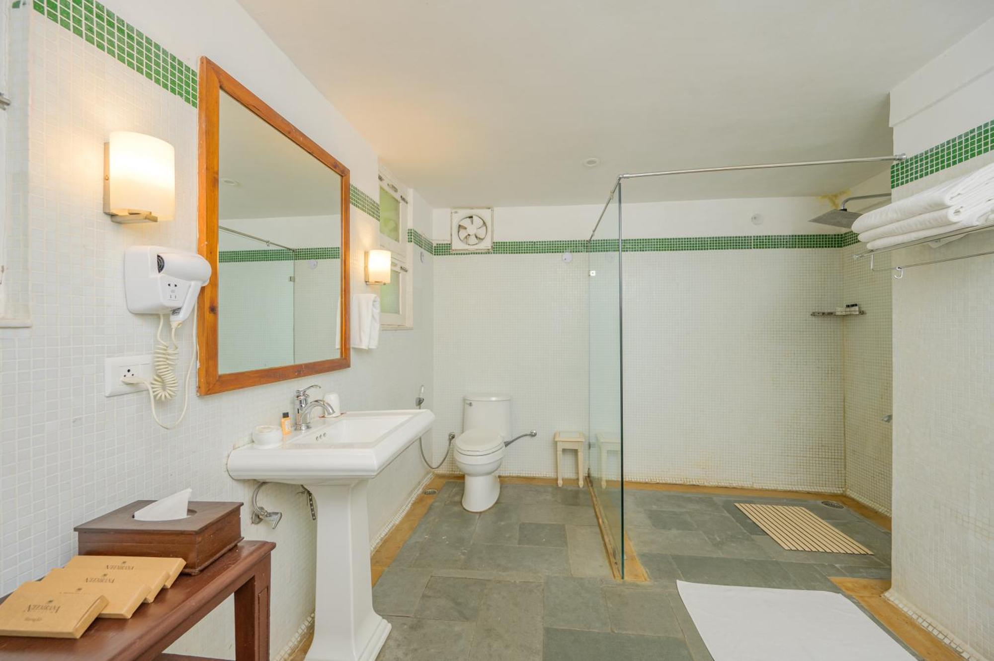 Neemrana's Glasshouse On The Ganges 4*