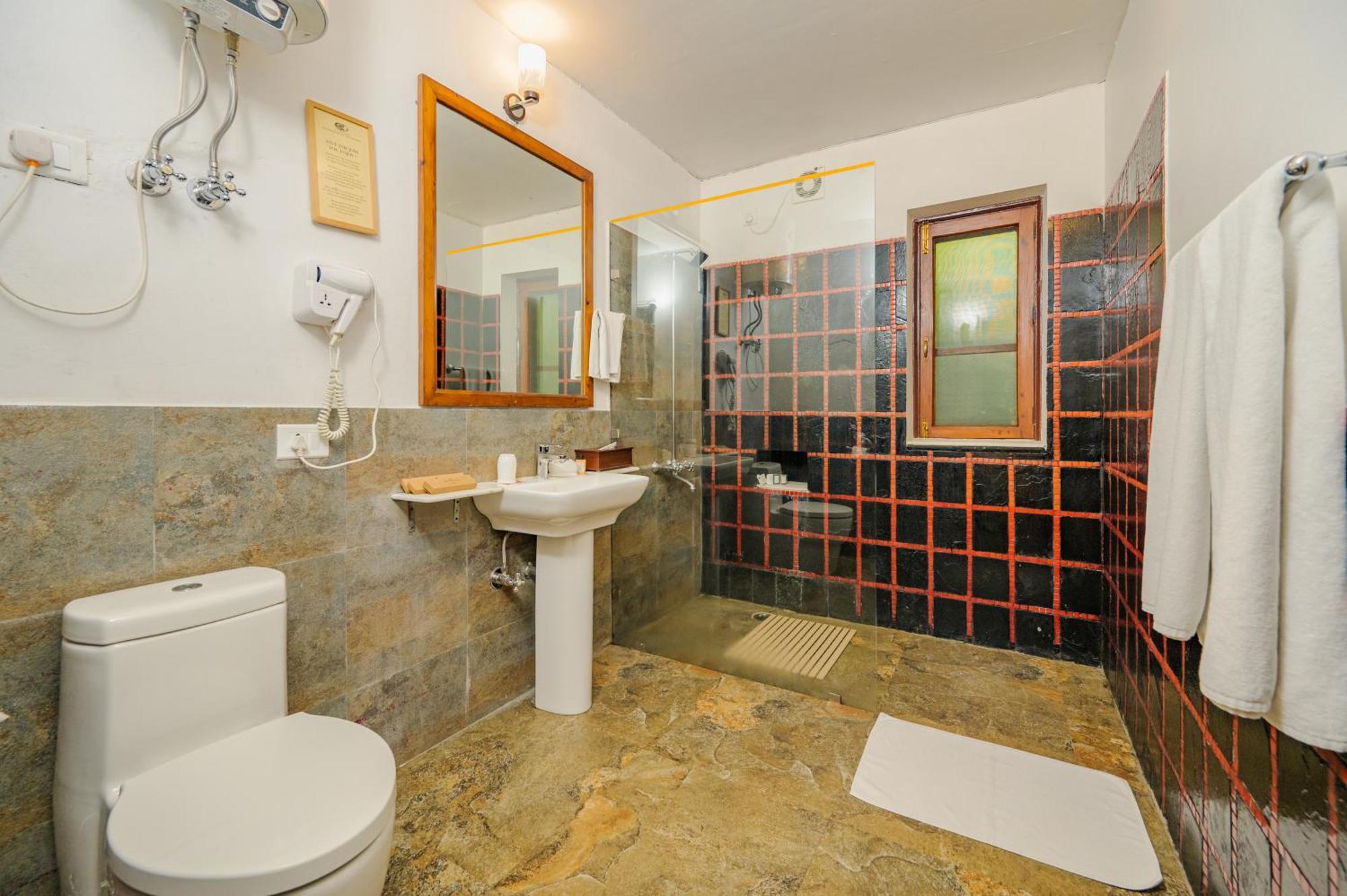 Hotel Neemrana's Glasshouse On The Ganges 4*